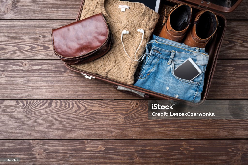 Conceito de preparações com mala aberta e roupas casuais da mulher de viagem - Foto de stock de Mala de viagem royalty-free