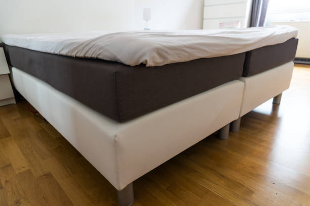 boxspring-bett - bedroom mattress contemporary white stock-fotos und bilder
