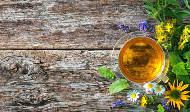 чашка травяного чая - herbal medicine aromatherapy homeopathic medicine aromatherapy oil стоковые фото и изображения