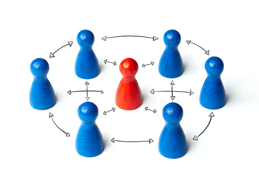 Rojo figura en el centro de 6 cifras. Vinculados o conectadas con flechas dibujadas. Concepto de relación, liderazgo o intercambio. Aislado sobre fondo blanco. photo