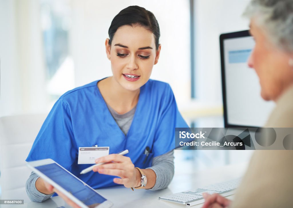Sie hat Geduld für ihre Patienten - Lizenzfrei Krankenpflegepersonal Stock-Foto