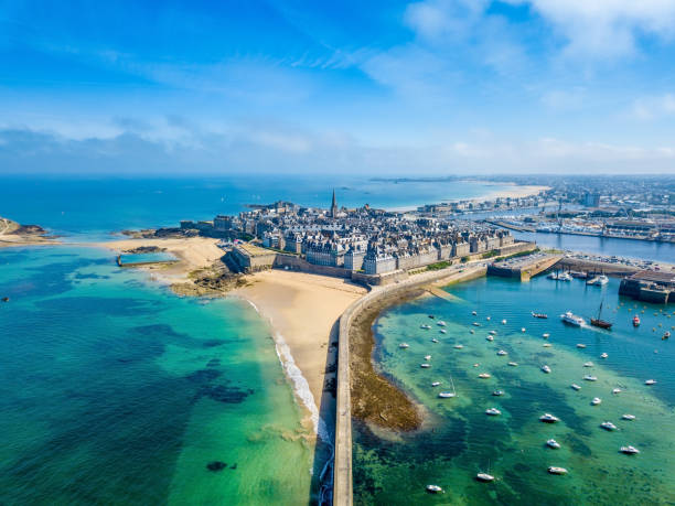 Aerial view of the beautiful city of Privateers - Saint Malo in Brittany, France Aerial view of the beautiful city of Privateers - Saint Malo in Brittany, France brittany france photos stock pictures, royalty-free photos & images
