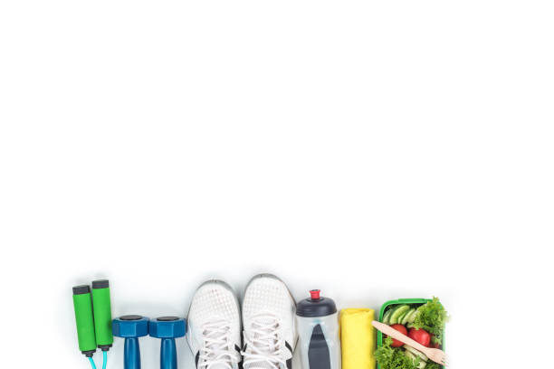 아령, 건너뛰는 밧줄, 스포츠 신발, 흰색 절연 물과 야채 샐러드의 병의 상위 뷰 - water bottle 이미지 뉴스 사진 이미지
