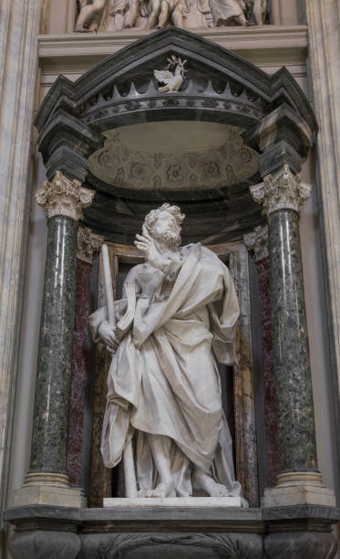 discípulo de estatua de mármol de jesús el apóstol santiago el menor por de rossi en la basílica de san giovanni in laterano (san juan de letrán) en roma. roma, italia, junio de 2017 - john the disciple fotografías e imágenes de stock