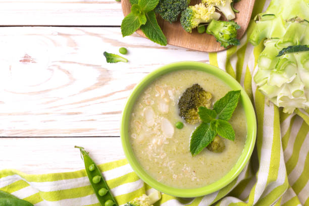 purê de brócolis e ervilhas sopa decorada com hortelã - pea and mint soup - fotografias e filmes do acervo