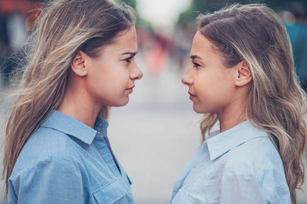 en colère sisters - conflict face to face child arguing photos et images de collection