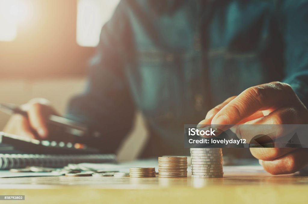 Sparen Geld Frau Hand setzen Münze Stack Konzept Business Finance - Lizenzfrei Ersparnisse Stock-Foto