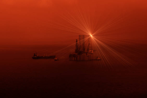 offshore-bohrungen plattform (aufbocken bohranlage) und crew boot mit roten filter, lärm und getreide effekt film-stil. - jack up rig audio stock-fotos und bilder