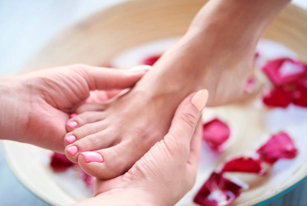 tratamiento de spa para pies cansados - human leg smooth human skin human foot fotografías e imágenes de stock