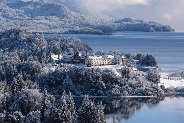 inverno a san carlos de bariloche, patagonia, argentina. - bariloche foto e immagini stock