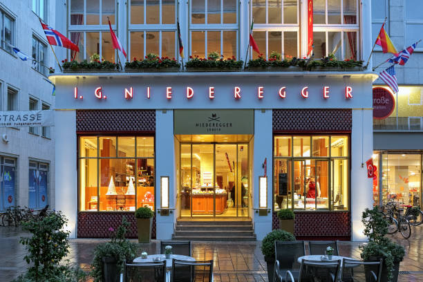 нидереггер-кафе в любеке, германия - lubeck стоковые фото и изображения