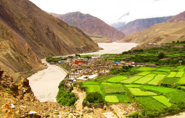 istock treking around Annapurna circuit 818881918