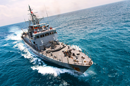 Buque de guerra moderno gris navegando en el mar photo