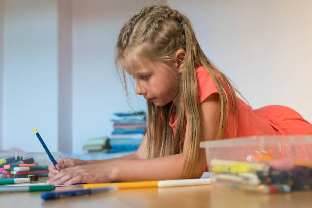 istock Girl drawing on paper 818913994
