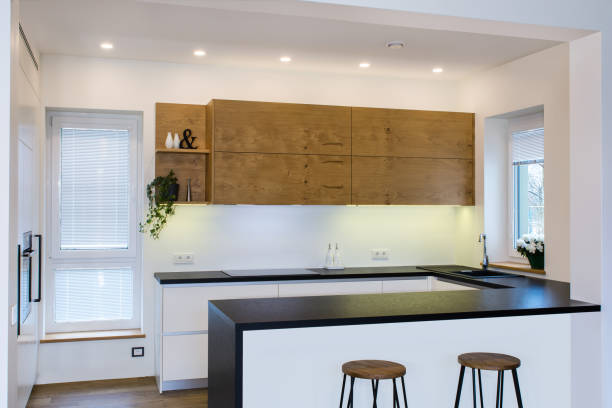 moderne küchendesign in hellen innenraum mit holz-akzente. - küchenhalbinsel stock-fotos und bilder