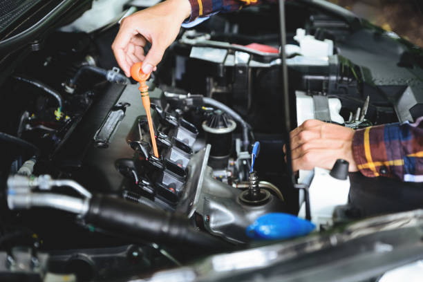 istock Close up hands checking lube oil level of car engine from deep-stick for service and maintenance concept. 819150940