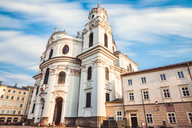 kollegienkirche in der altstadt salzburg österreich - kollegienkirche stock-fotos und bilder