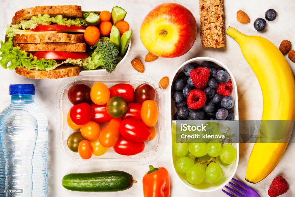 Gesunde Lunch-Box mit Sandwich und frischem Gemüse, Flasche Wasser und Obst - Lizenzfrei Gesunde Ernährung Stock-Foto