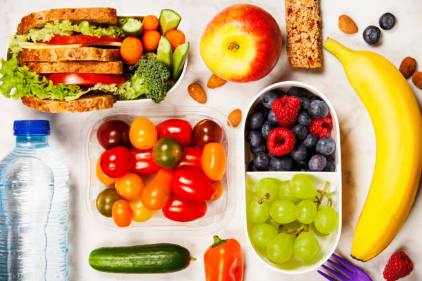 caja de almuerzo saludable con sandwich y verduras frescas, botella de agua y frutas - lunch box child education school fotografías e imágenes de stock