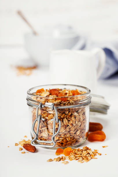 granola de avena casera con frutas y nueces - mixed age flash fotografías e imágenes de stock