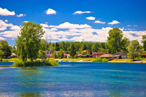 soderica turístico vila à beira-mar vista para o lago, podravina região da croácia - koprivnica croatia - fotografias e filmes do acervo