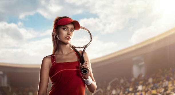 tennista donna su campo da tennis in possesso di una racchetta - tennis court tennis racket forehand foto e immagini stock