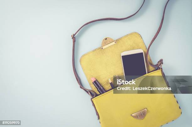 Weibliche Tasche Mit Smartphone Und Kosmetik Stockfoto und mehr Bilder von Handtasche - Handtasche, Offen - Allgemeine Beschaffenheit, Tragebehältnis