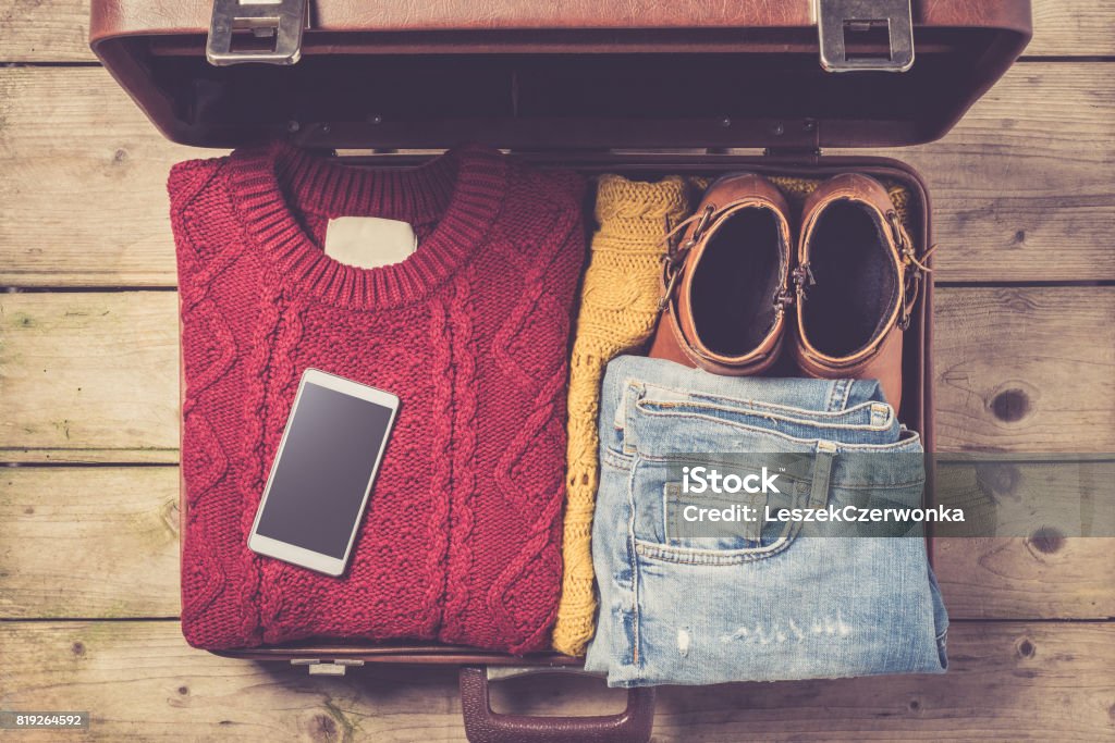 Maleta abierta con ropa casual de mujer - Foto de stock de Equipaje libre de derechos