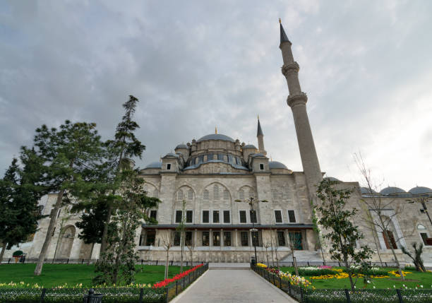 tiro de ángulo bajo exterior de la mezquita de fatih antes de anochecer, estambul, turquía - architect sinan fotografías e imágenes de stock