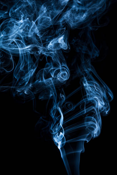 黒の背景上に抽象煙 - wispy smoke steam swirl ストックフォトと画像