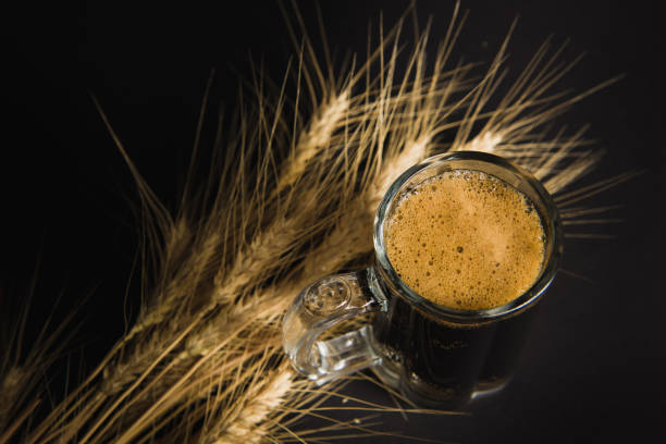 кружка пива на черном фоне - mug beer barley wheat стоковые фото и изображения