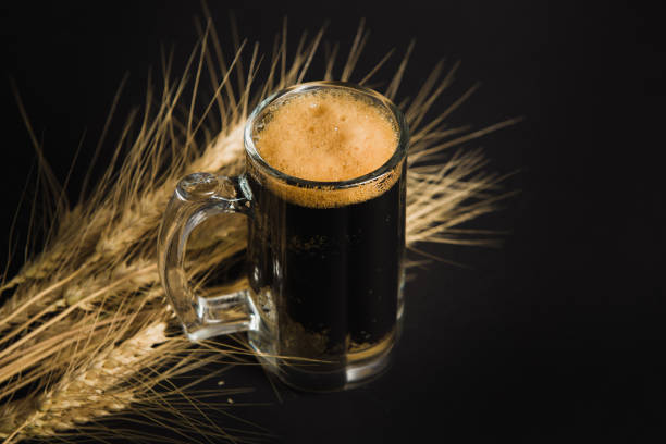 кружка пива на черном фоне - mug beer barley wheat стоковые фото и изображения