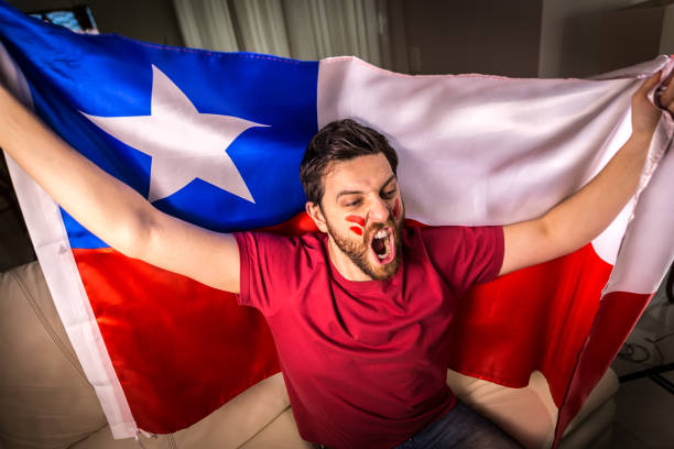 fan chileno sosteniendo la bandera nacional - chilean ethnicity fotografías e imágenes de stock