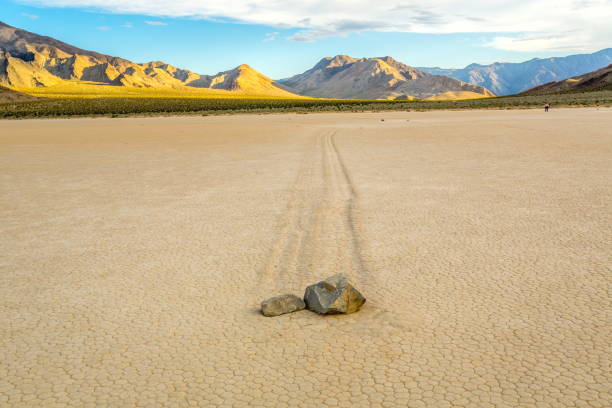 schiebe-rock ebnen einen weg durch die wüste, death valley np - panamint range stock-fotos und bilder