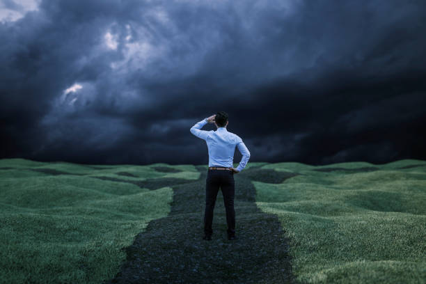 homme d’affaires incertain au carrefour - footpath field nature contemplation photos et images de collection