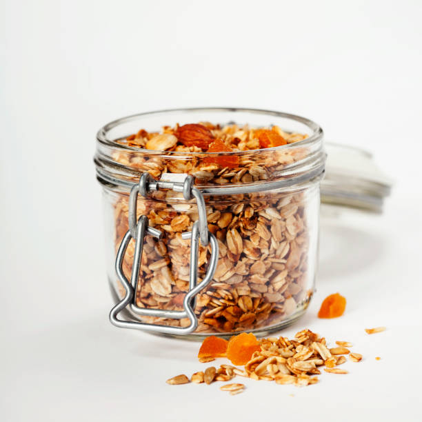 granola de avena casera con frutas y nueces - mixed age flash fotografías e imágenes de stock