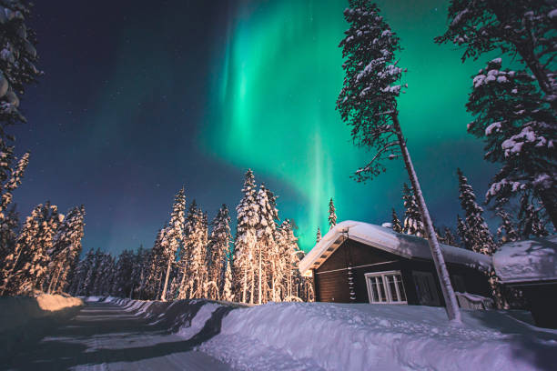 hermoso cuadro de enorme multicolor verde vibrante aurora boreal, aurora polaris, también conocido como aurora boreal en el cielo nocturno sobre invierno laponia, noruega, scandinavia - magnetosphere fotografías e imágenes de stock