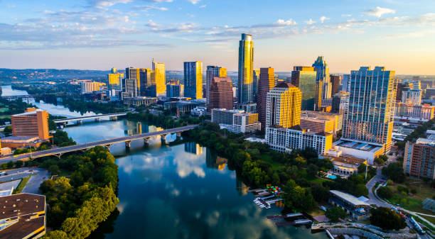 sunrise stadtbild austin texas zur goldenen stunde über ruhige lady bird lake 2017 - austin texas skyline texas cityscape stock-fotos und bilder