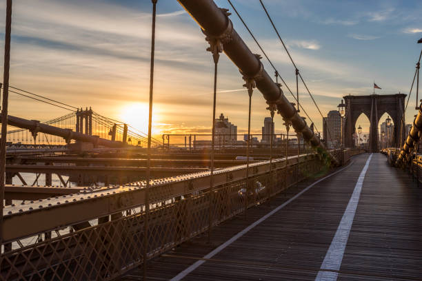 бруклинский мост и манхэттенский мост на восходе солнца, нью-йорк - footpath lower manhattan horizontal new york city стоковые фото и изображения