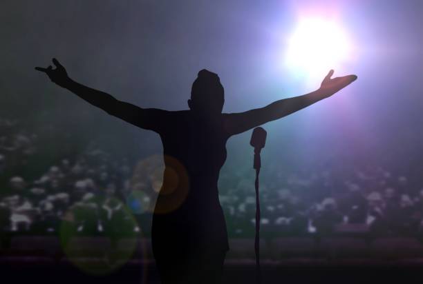 mujeres inclinarse en el escenario después de un concierto - vocals fotografías e imágenes de stock