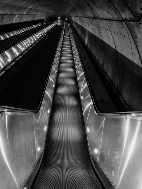 dc subway escalator black and white - vertical washington dc usa station imagens e fotografias de stock