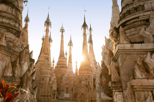 kakku pagodas at sunset - burmese culture myanmar pagoda dusk imagens e fotografias de stock