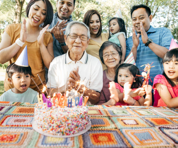 familia celebrando un cumpleaños juntos - filipino fotografías e imágenes de stock