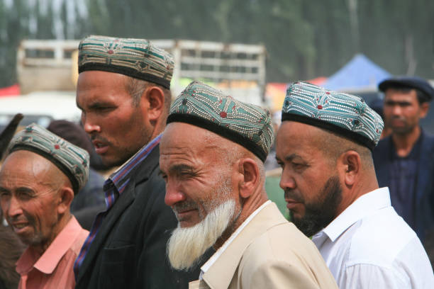 ujgurscy rolnicy na targu hodowlanym w niedzielę kaszgarską, chiny - west china zdjęcia i obrazy z banku zdjęć
