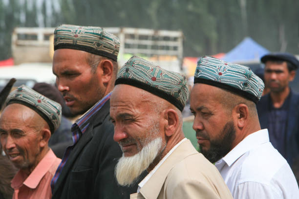 уйгурские фермеры на воскресном животноводческом рынке кашгара, китай - uighur стоковые фото и изображения