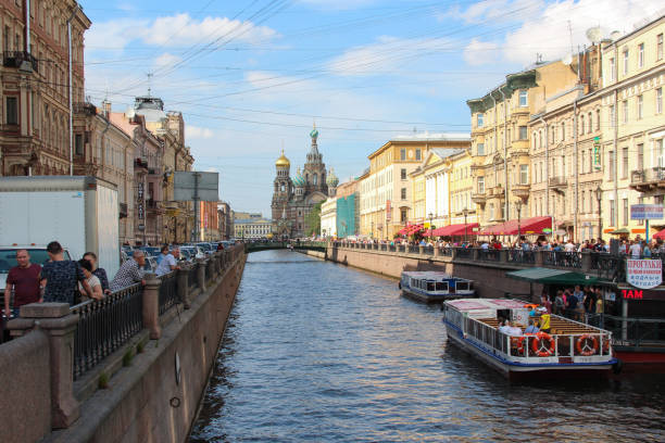 historische, malerische gribojedow-kanal und straße zur kirche auf vergossenen blutes voll von fußgängern. - cathedral russian orthodox clear sky tourism stock-fotos und bilder