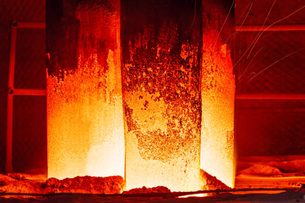 vista ravvicinata dell'acciaio caldo nell'acciaieria - melting furnace foto e immagini stock