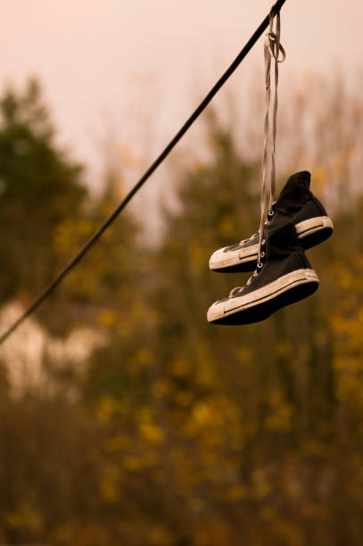 Bane skuespillerinde Munk Shoes On Telephone Lines Stock Photo - Download Image Now - Canvas Shoe, Power Cable, Power Line - iStock Bane skuespillerinde Munk Shoes On Telephone Lines Stock Photo - Download Image Now - Canvas Shoe, Power Cable, Power Line - iStock