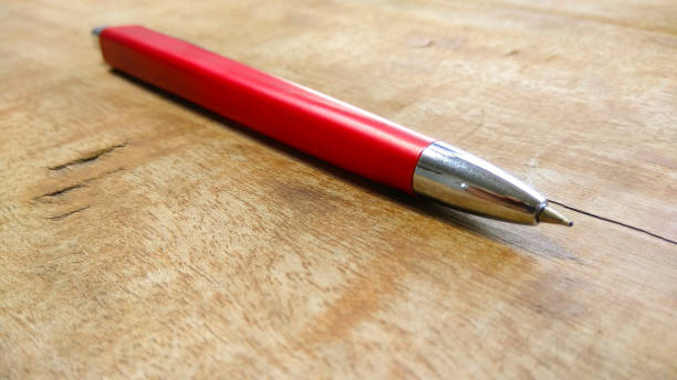 elegante caneta vermelha em fundo madeira - red pen paper document - fotografias e filmes do acervo