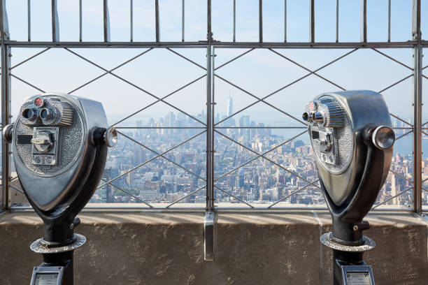 empire state building aussichtsplattform mit zwei ferngläser in einem sonnigen tag in new york - aussichtspunkt stock-fotos und bilder